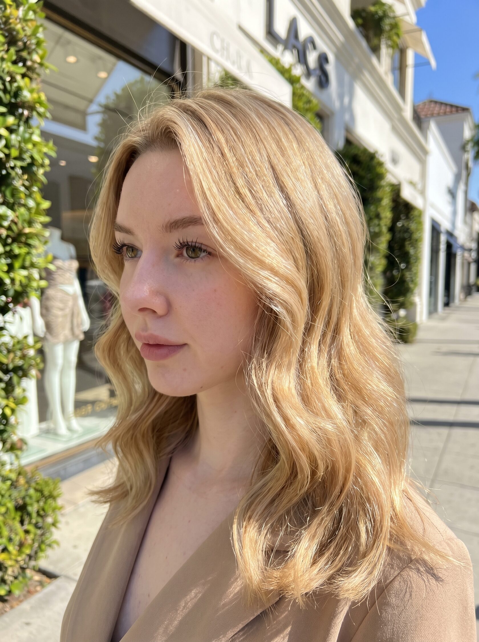 медовый блонд на волнистых волосах