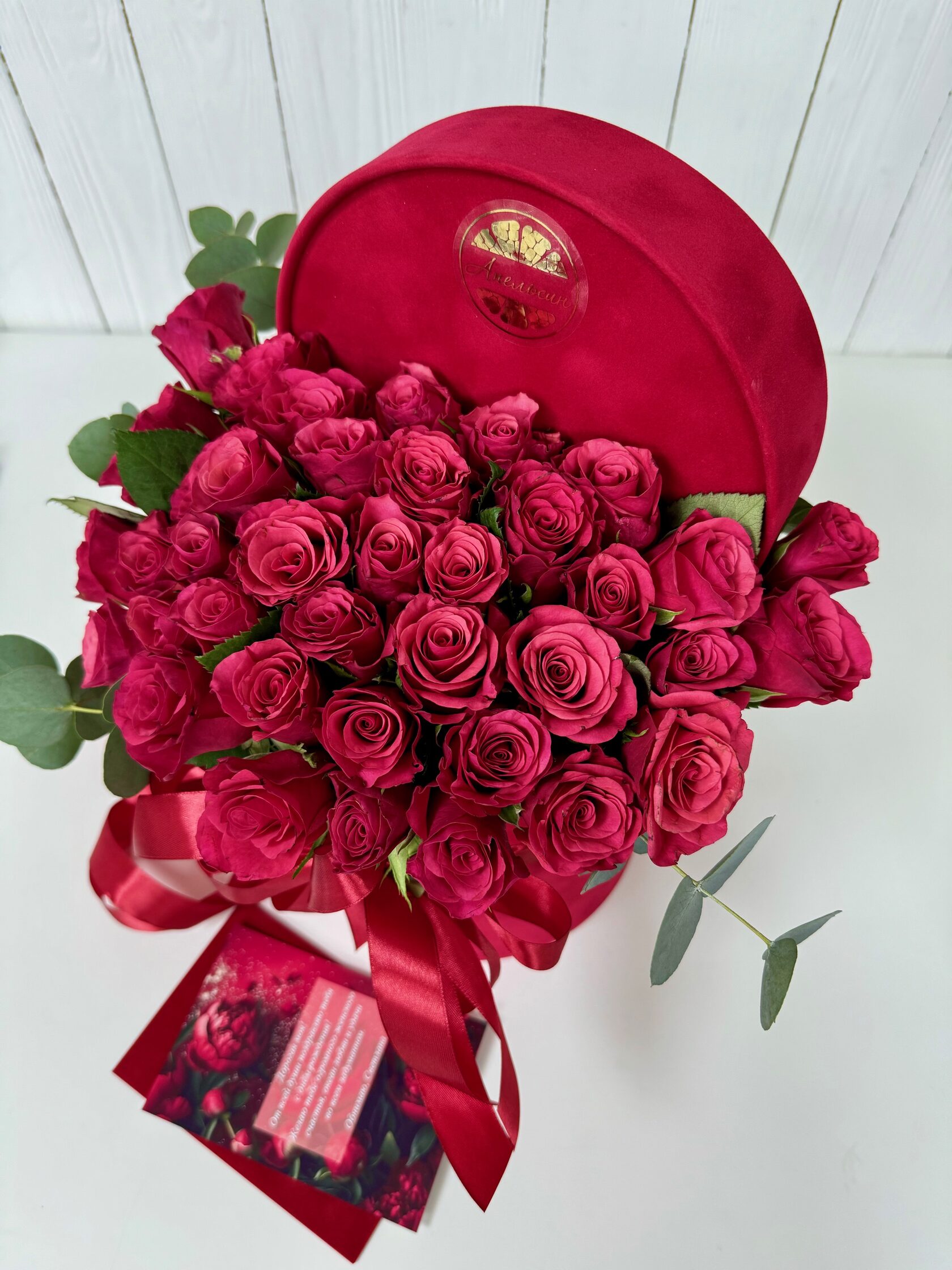 свежие цветы и букеты в шляпных коробках