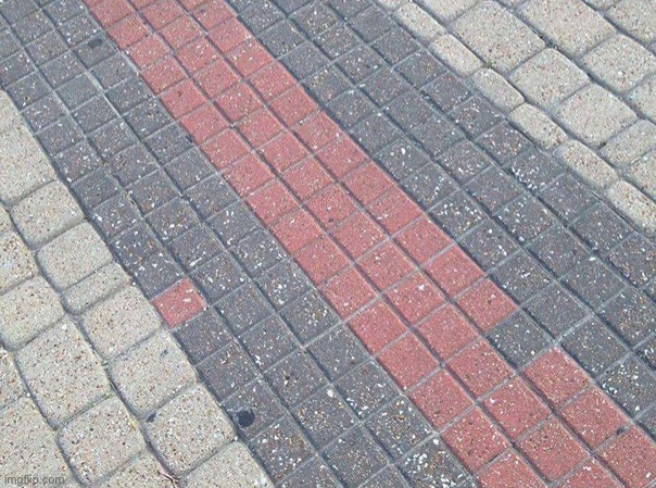 Фото неровно выложенной тротуарной плитки с ошибкой в узоре — пример мема «You had one job!» про неудачное выполнение простой задачи