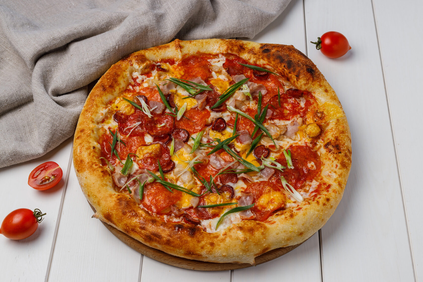 Супер пицца доставка. Супер пицца. Пицца мясная. Римская пицца чоризо хавчик тут. Мясная история колбаса пепперони.