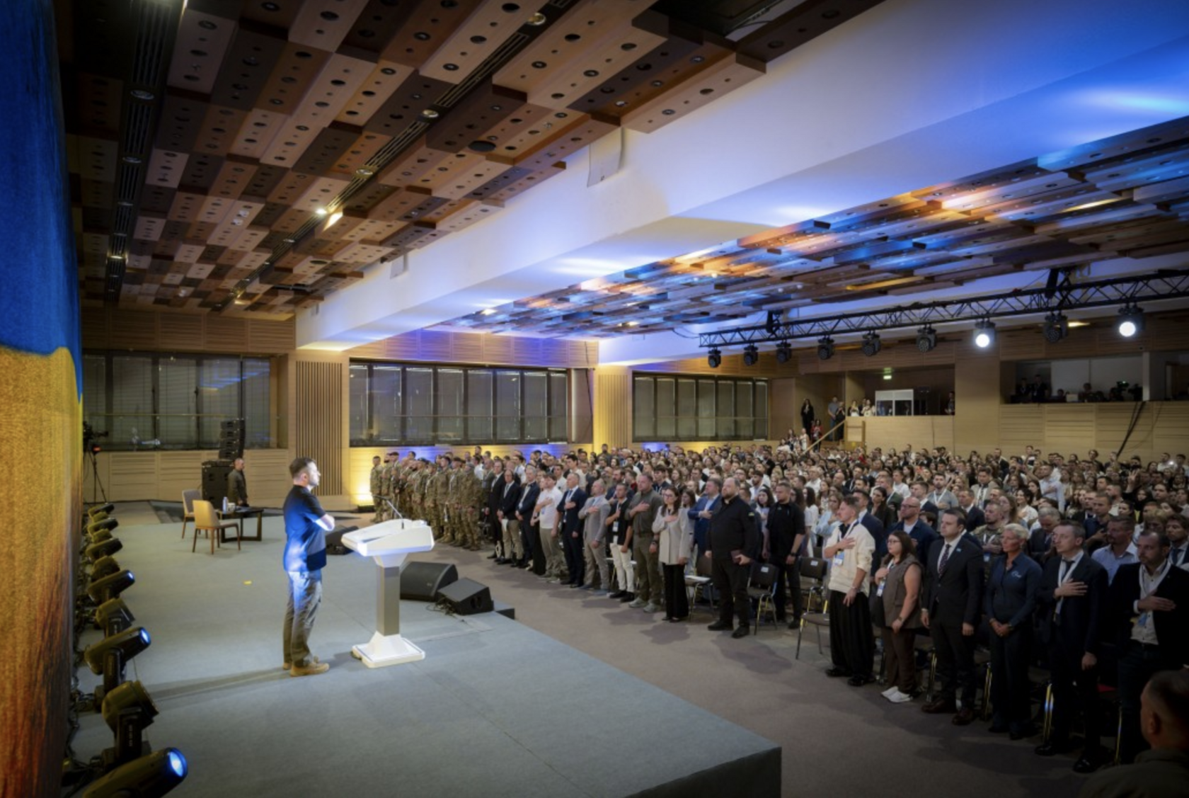 Президент хоче дозволити виїзд за кордон чоловіків віком до 22 років