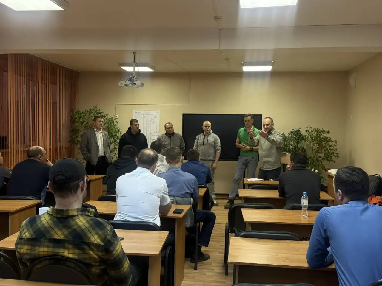 Отцы собираются на встречу в школьном актовом зале