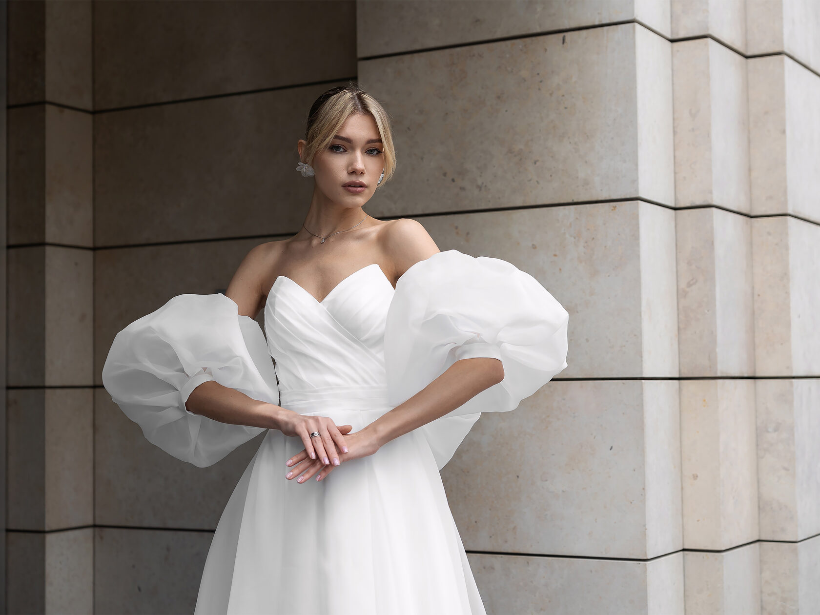 Свадебное платье с воздушными съемными рукавами