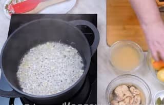 Приготовление супа из консервированной горбуши с картошкой и пшеном: шаг 4