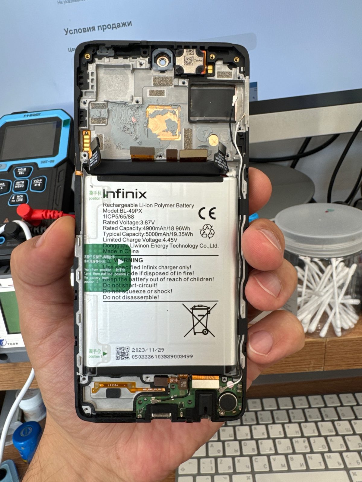 Замена аккумулятора смартфона Infinix, который перестал включаться
