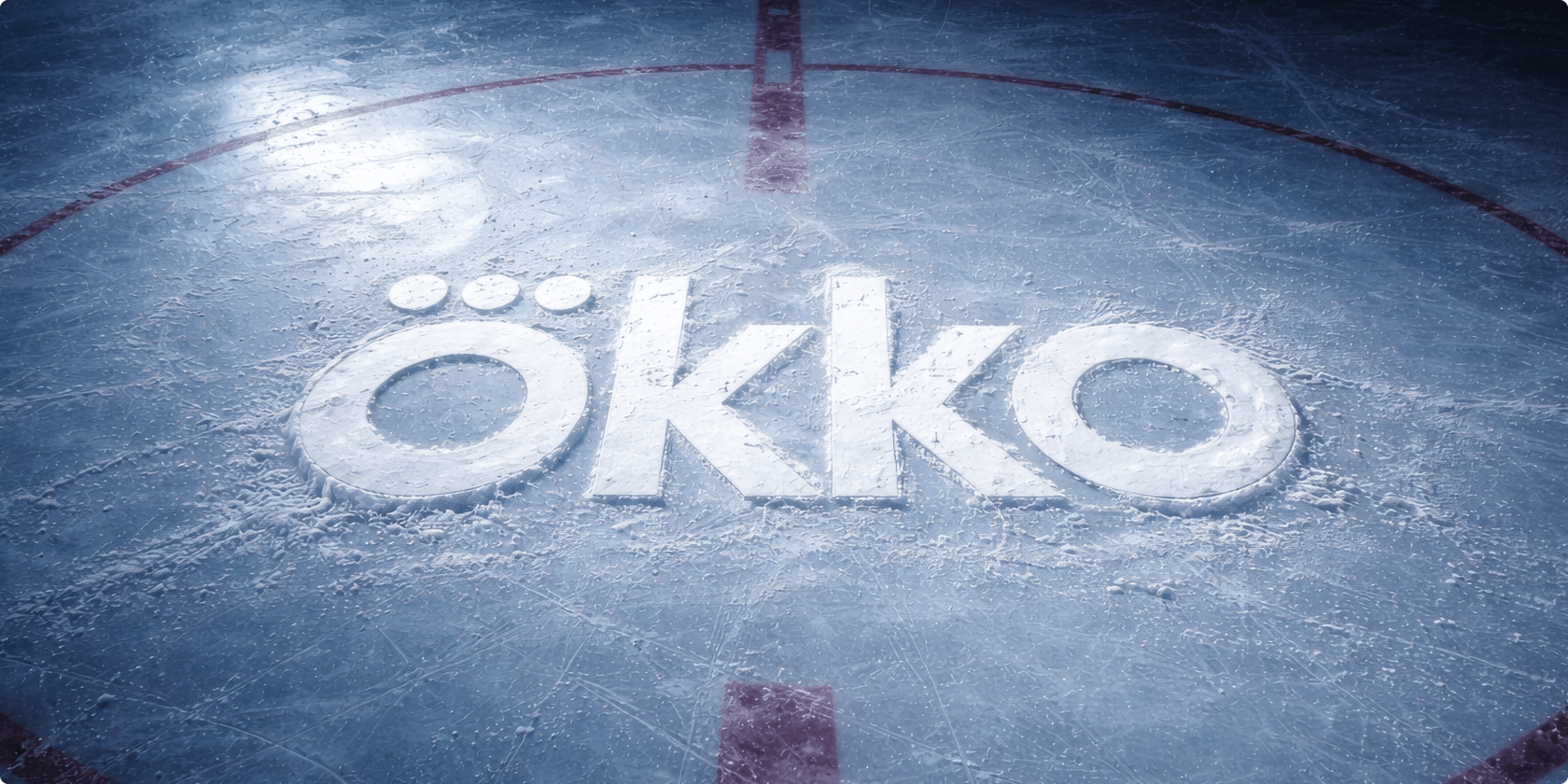 Айдентика Okko Sport: крупный логотип «öКко», как будто вырезанный/припорошенный льдом, на поверхности хоккейной площадки с видимой центральной красной линией и кругом вбрасывания.