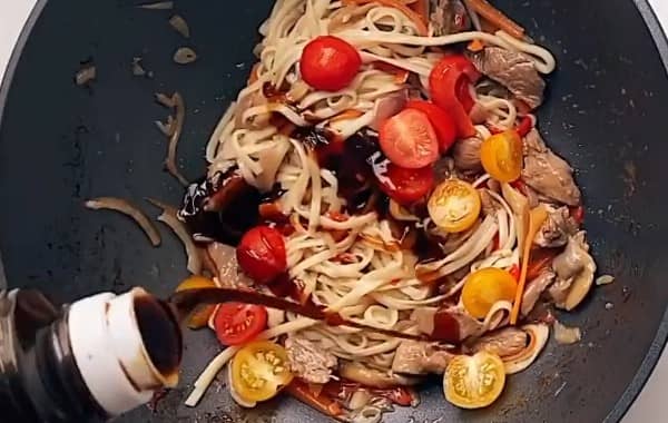 Приготовление лапши удон с индейкой и овощами: шаг 8