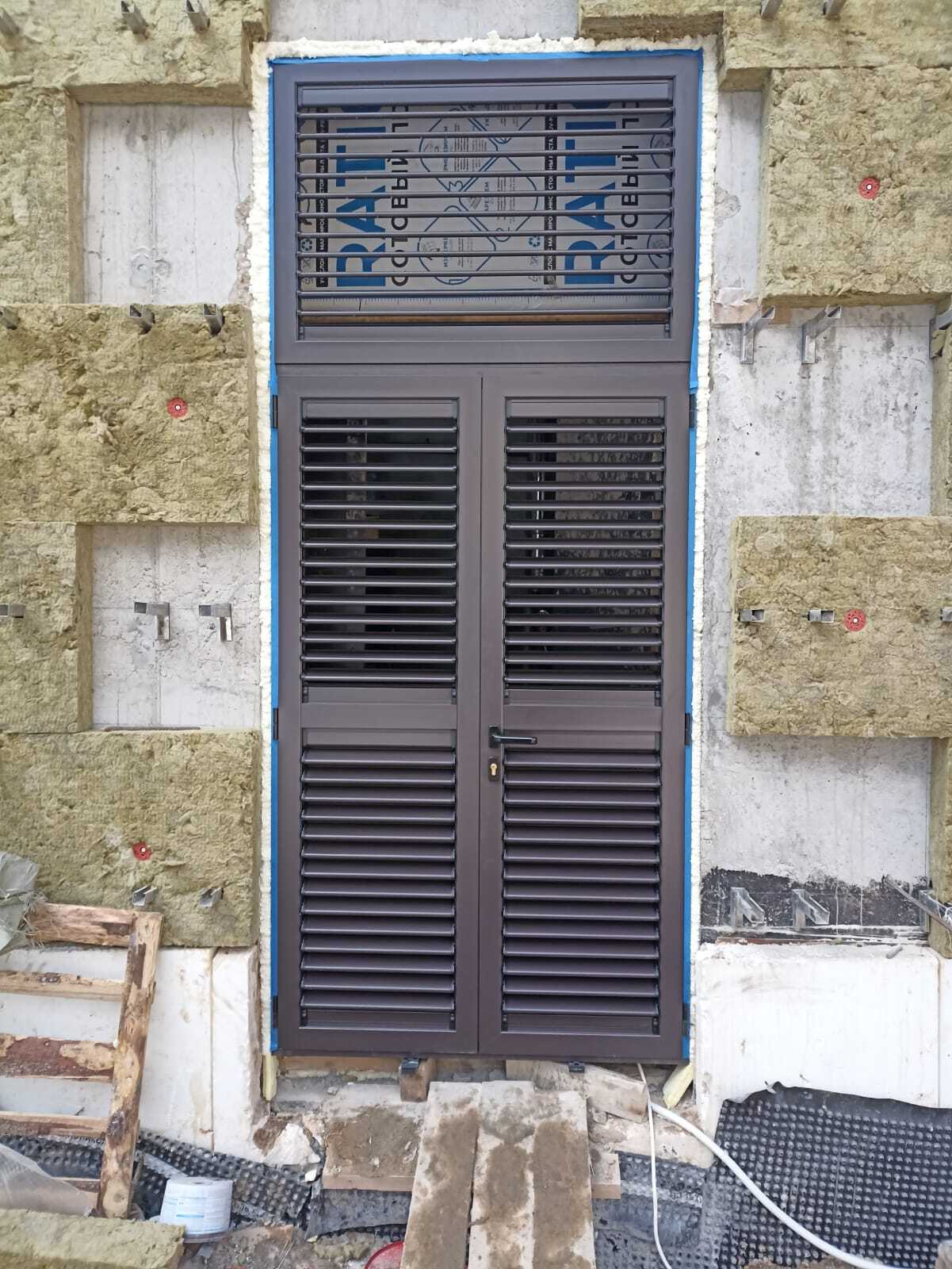 Алюминиевые жалюзийные двери с регулировкой ламелей в помещении котельной