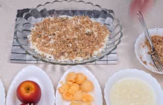 Приготовление салата «Мимоза» с яблоком: шаг 5