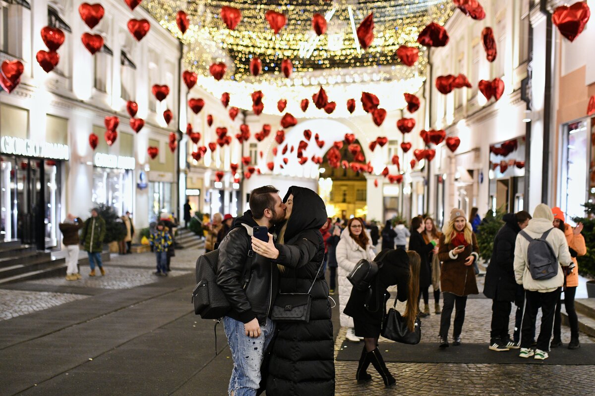 Праздник сегодня в россии 14 февраля. День влюбленных Москва. День влюбленных улица.