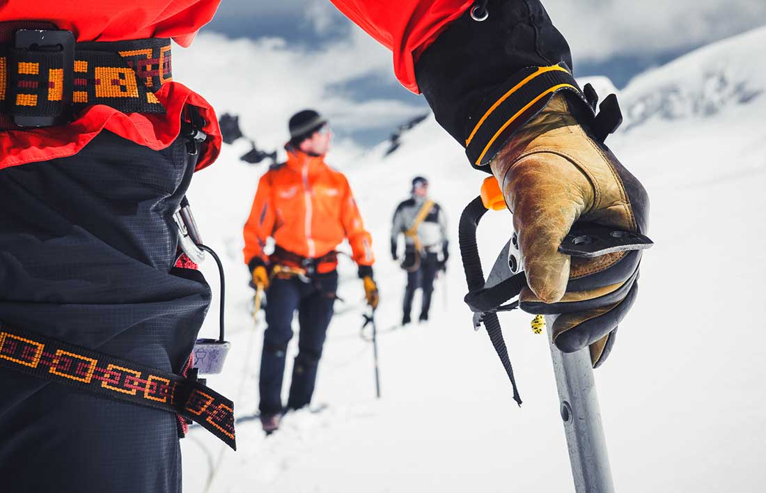 Группа альпинистов в горах