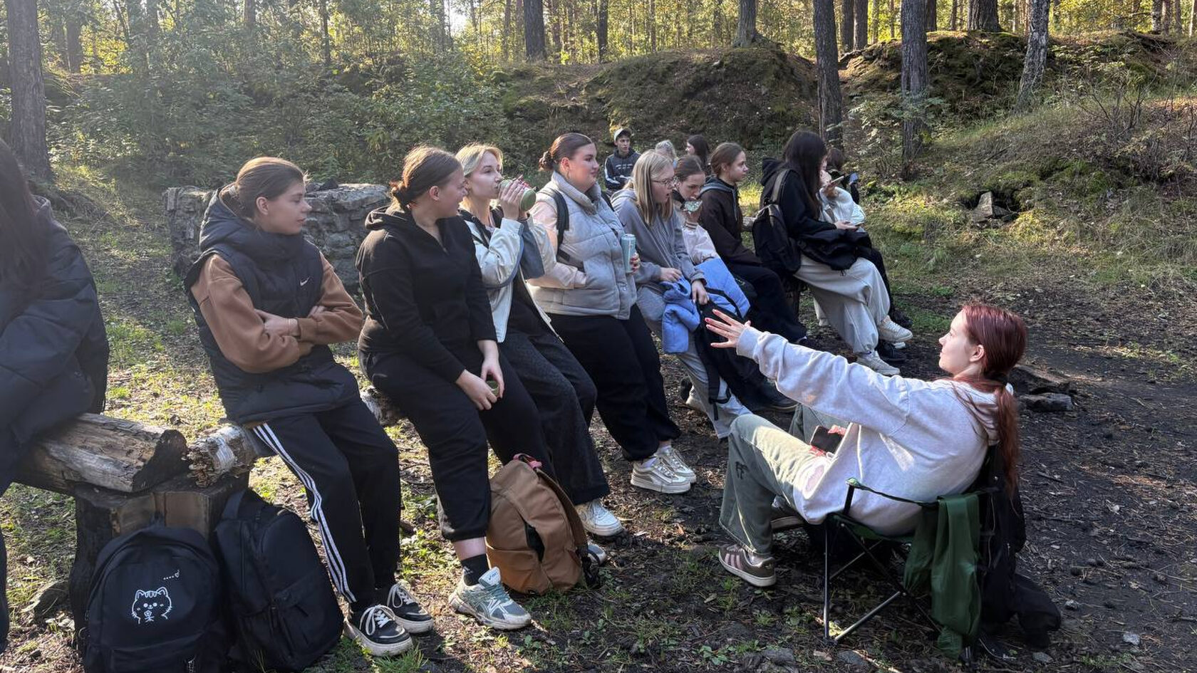 Студенты первого курса Академии туризма в Шарташском лесопарке