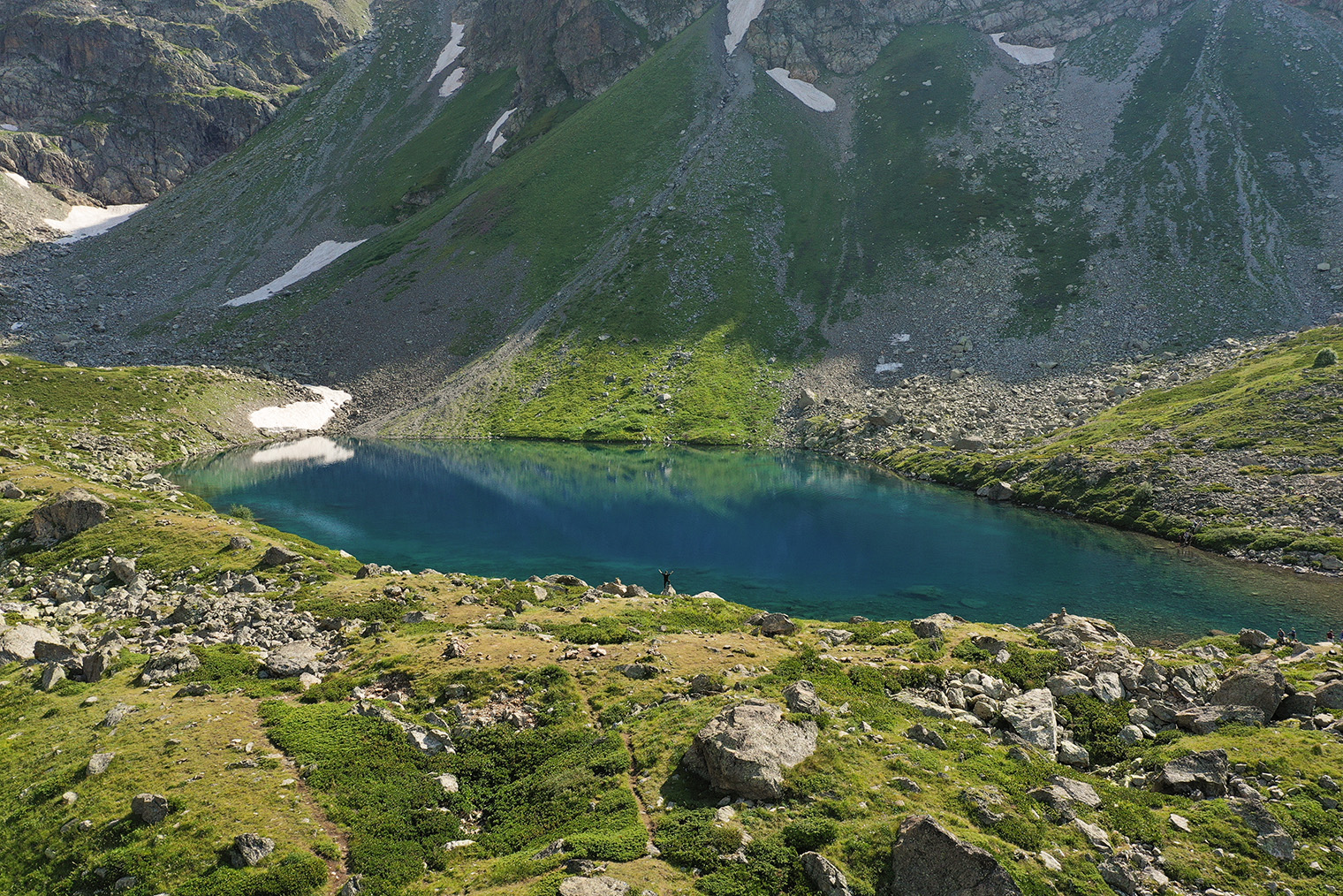 Семицветное озеро летом: кое-где еще виден снег. © Aum Studio / Shutterstock / FOTODOM