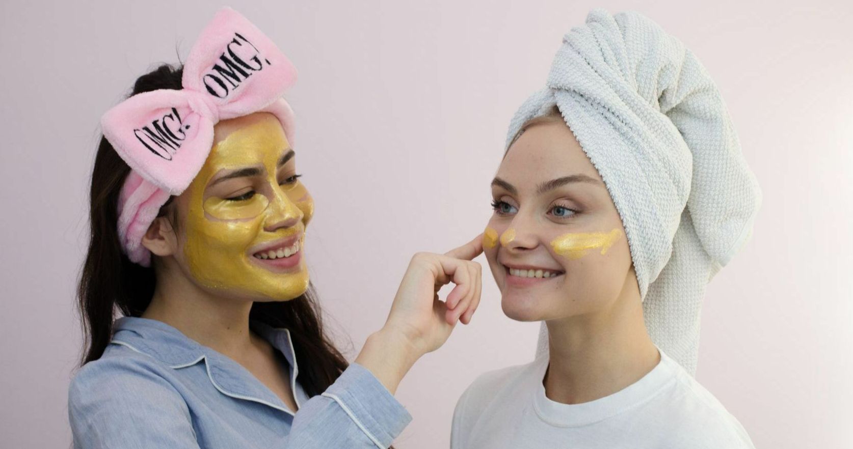 две девушки в масках и повязках Double Dare 