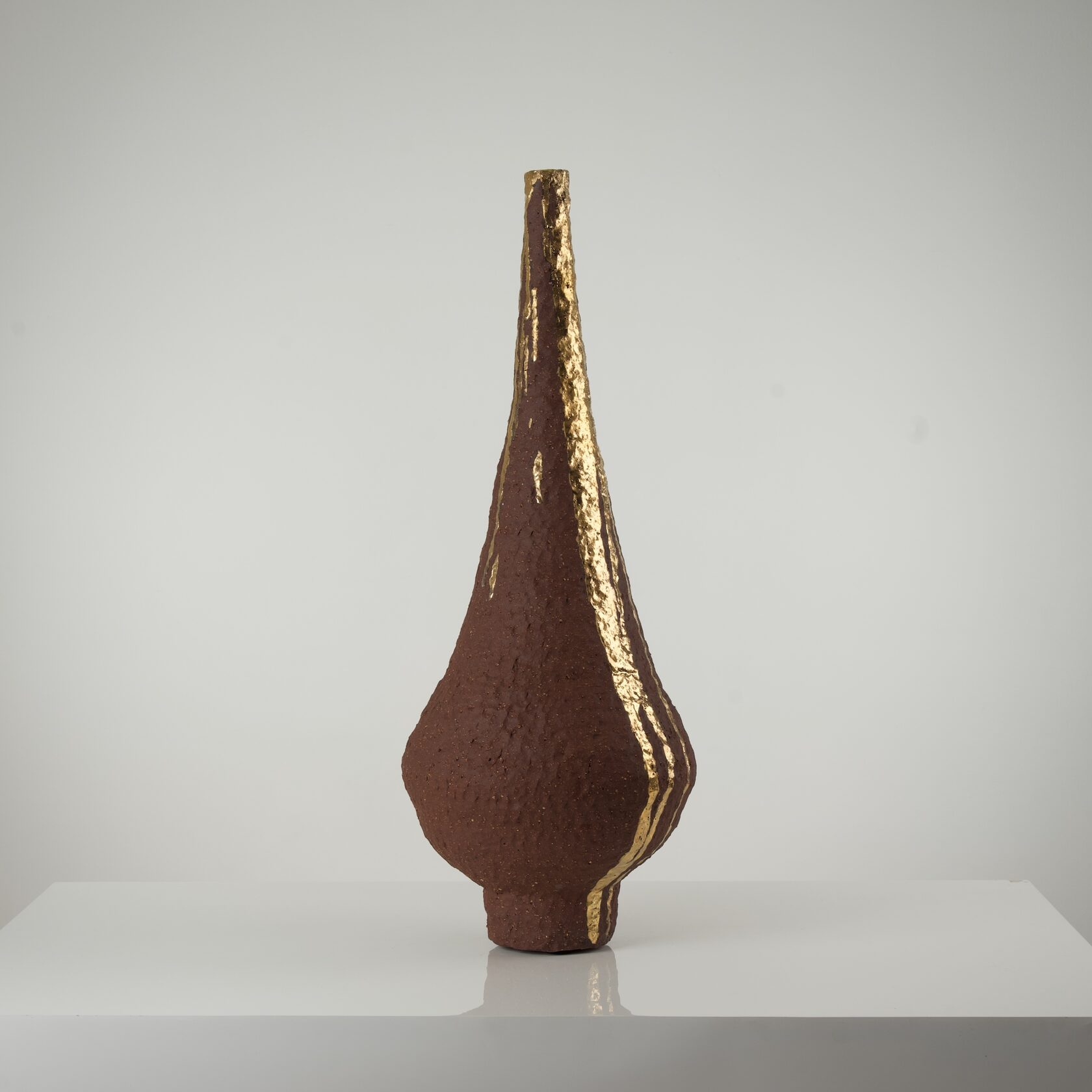 Интерьерная ваза ручной работы с золотыми элементами и грубой фактурой