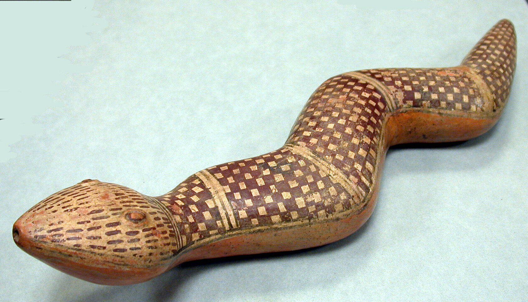 Ритуальный сосуд в форме змеи, Инки, 15–16 вв. н.э. Коллекция The Metropolitan Museum of Art.