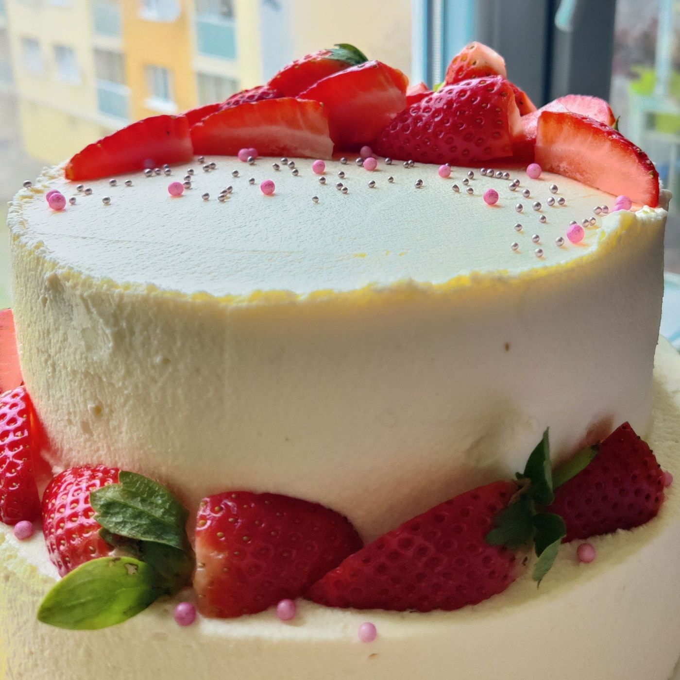 Výzdoba dvojposchodovej narodeninovej torty krémom mascarpone a čerstvým ovocím
