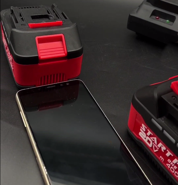 Зарядка телефону від акумулятора Start Pro через USB під час блекауту