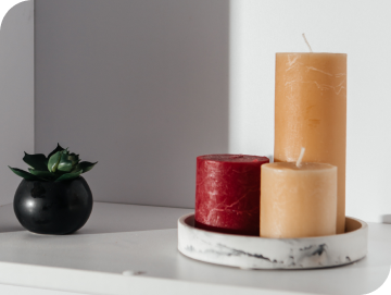 свечи на полке в студии эстетики лица и тела