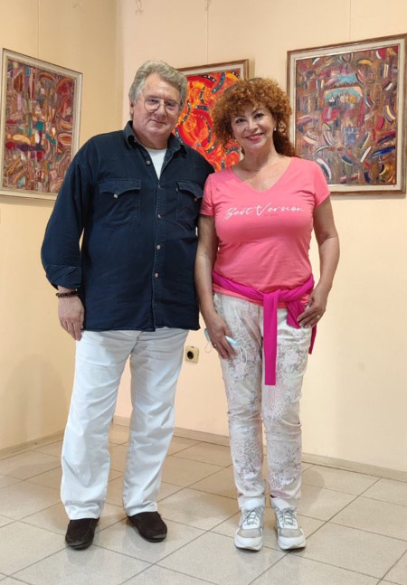 Олга с концертмайстора на Пловдивската филхармония Мичо Димитров – пред неговите живописни платна, изложени в художествена галерия в Пловдив.