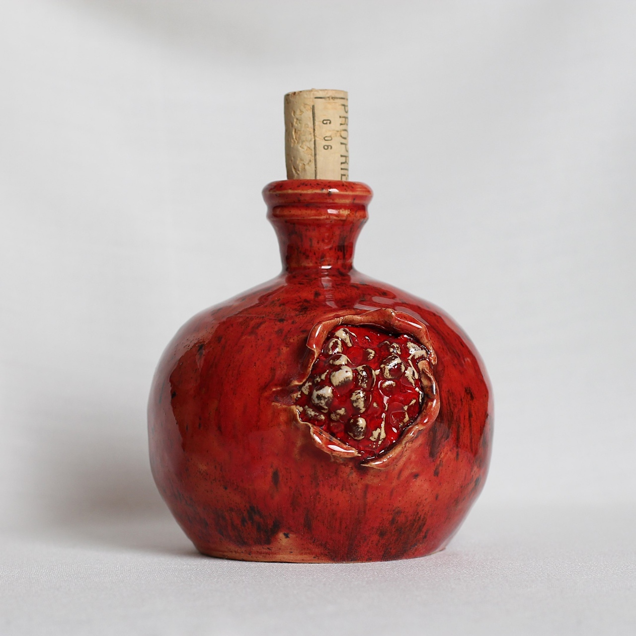 Иджеван гранатовое вино. 365 pomegranate вино. Вино армения гранатовое сладкое. Вино armenia гранатовое. Вино в керамической бутылке.
