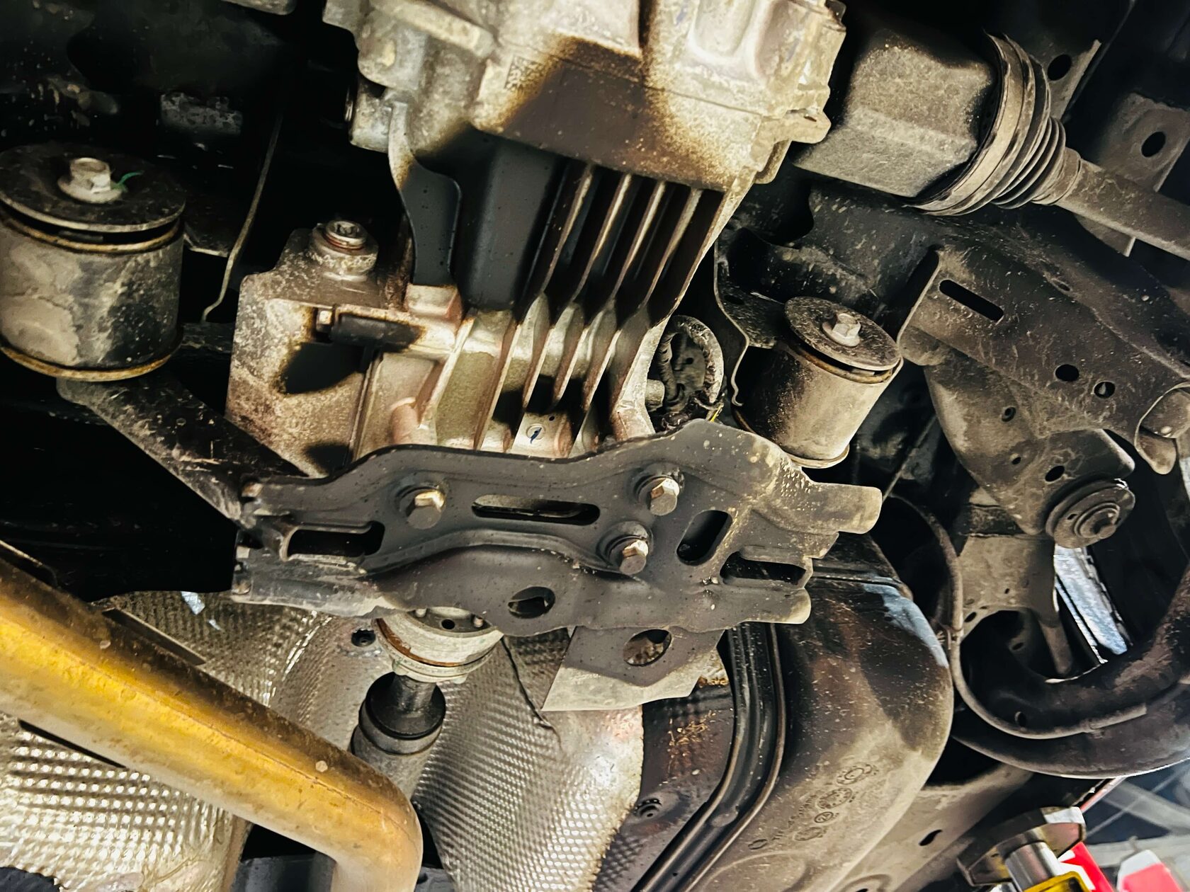 Снятие опорного кронштейна для доступа к Haldex