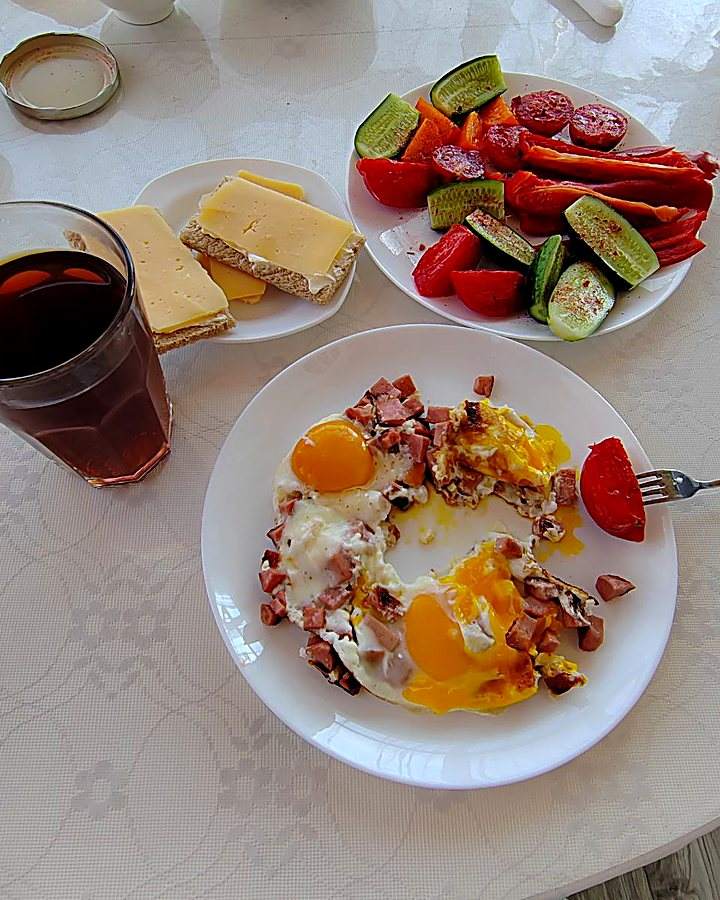 Яичница с овощами и бутербродами