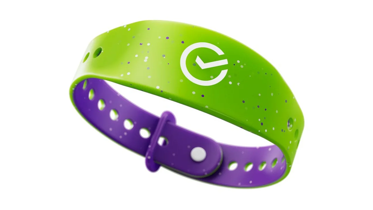 Сбер стал первым в РФ, кто запустил производство детских платёжных браслетов