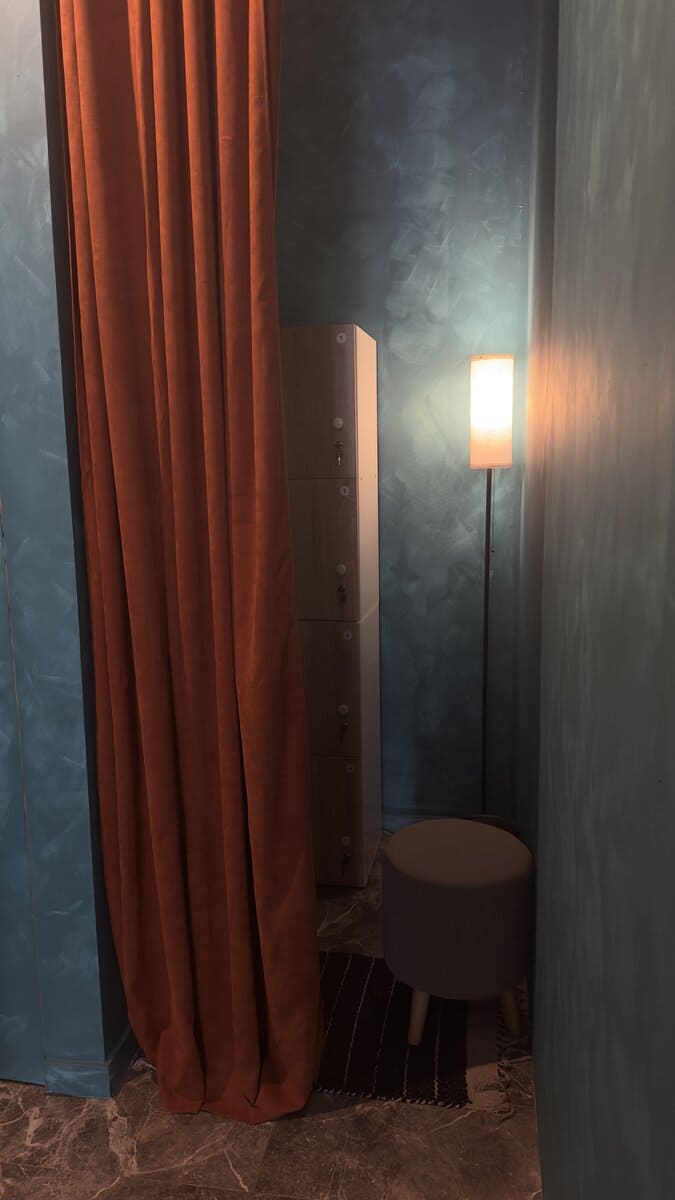 Отдельная раздевалка студии ПАУЗА. В индивидуальных шкафчиках полный комплект белья, халат и тапочки для максимального комфорта гостя в Москве.