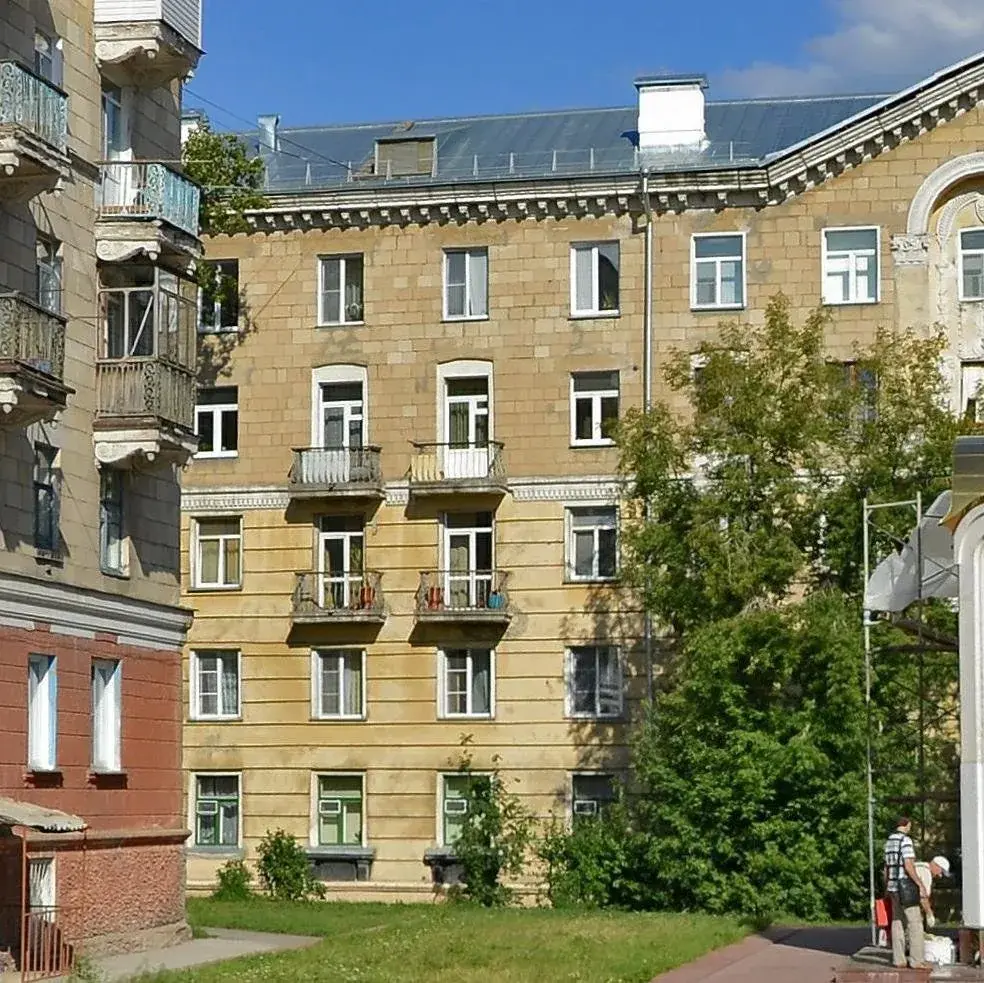 Дом Сибиряков Гвардейцев, 9