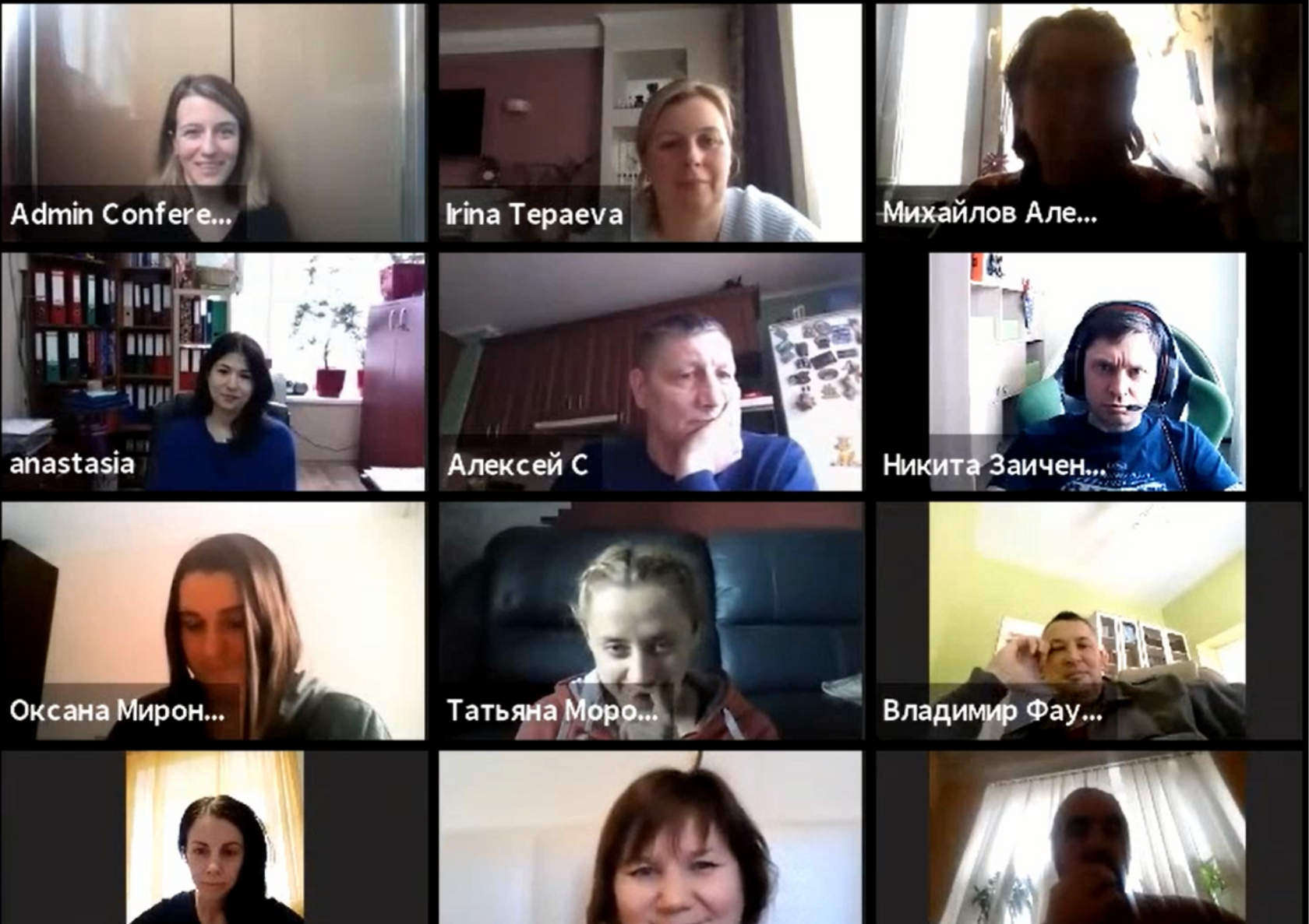 Преподаватель курса медиации 4LEGAL проводит занятие