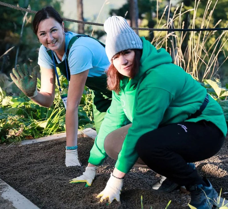 Vasilina Kornilova participating in Bobrovy Log fun park landscaping in Krasnoyarsk