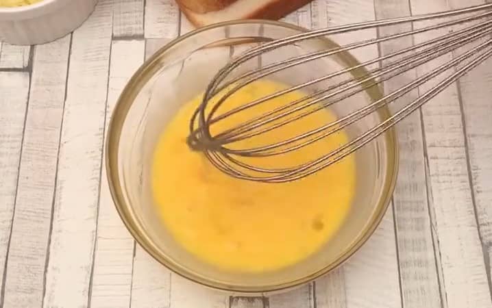 Приготовление гренок с яйцом сыром и колбасой на сковороде: шаг 3