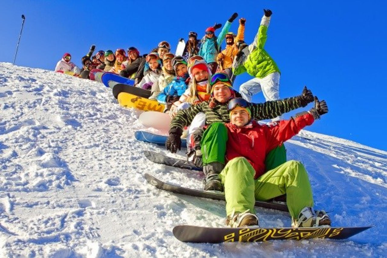 Виды отдыха на каникулах. Шерегеш горнолыжный курорт. Горнолыжка на Алтае Шерегеш. Туристические лыжи. Шерегеш новый год.