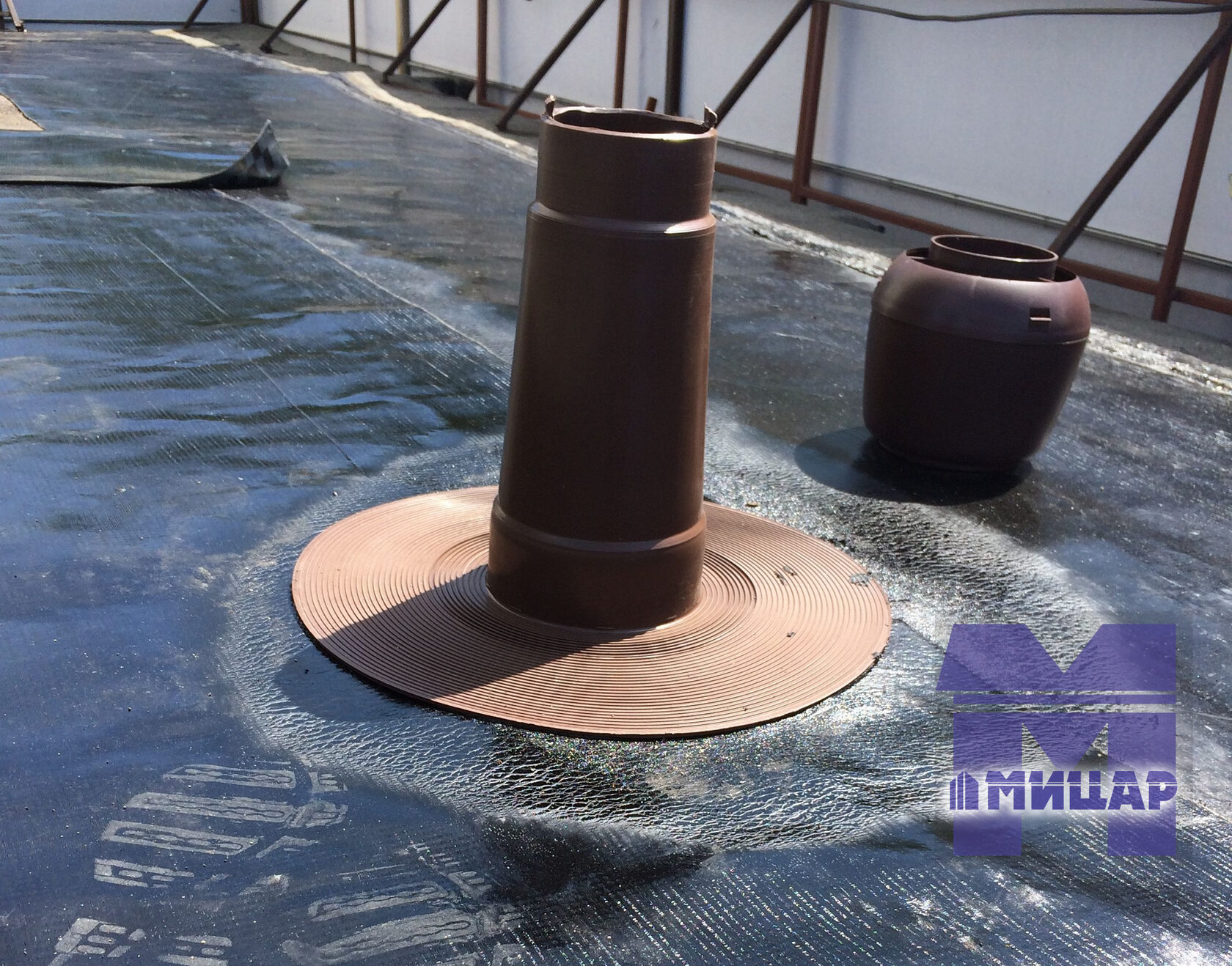 Этап монтажа кровельного аэратора