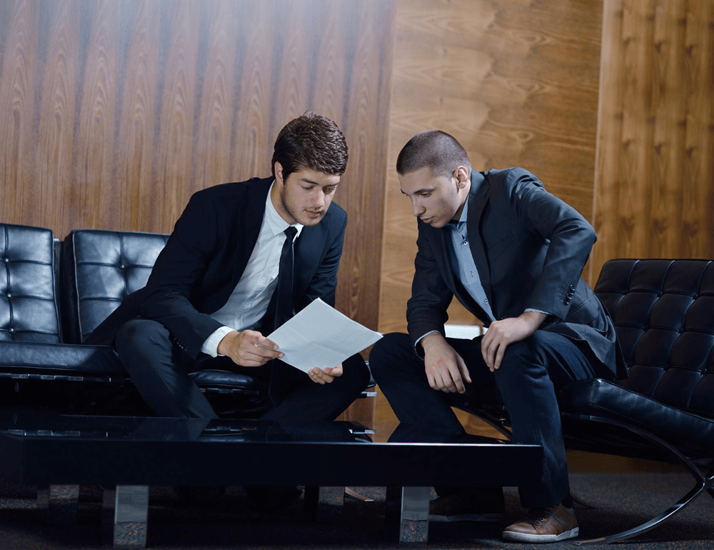 Юрист объясняет клиенту последствия банкротства и жизнь после списания долгов