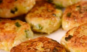 Приготовление оладий из кабачка и картофеля с сыром на сковороде: шаг 11