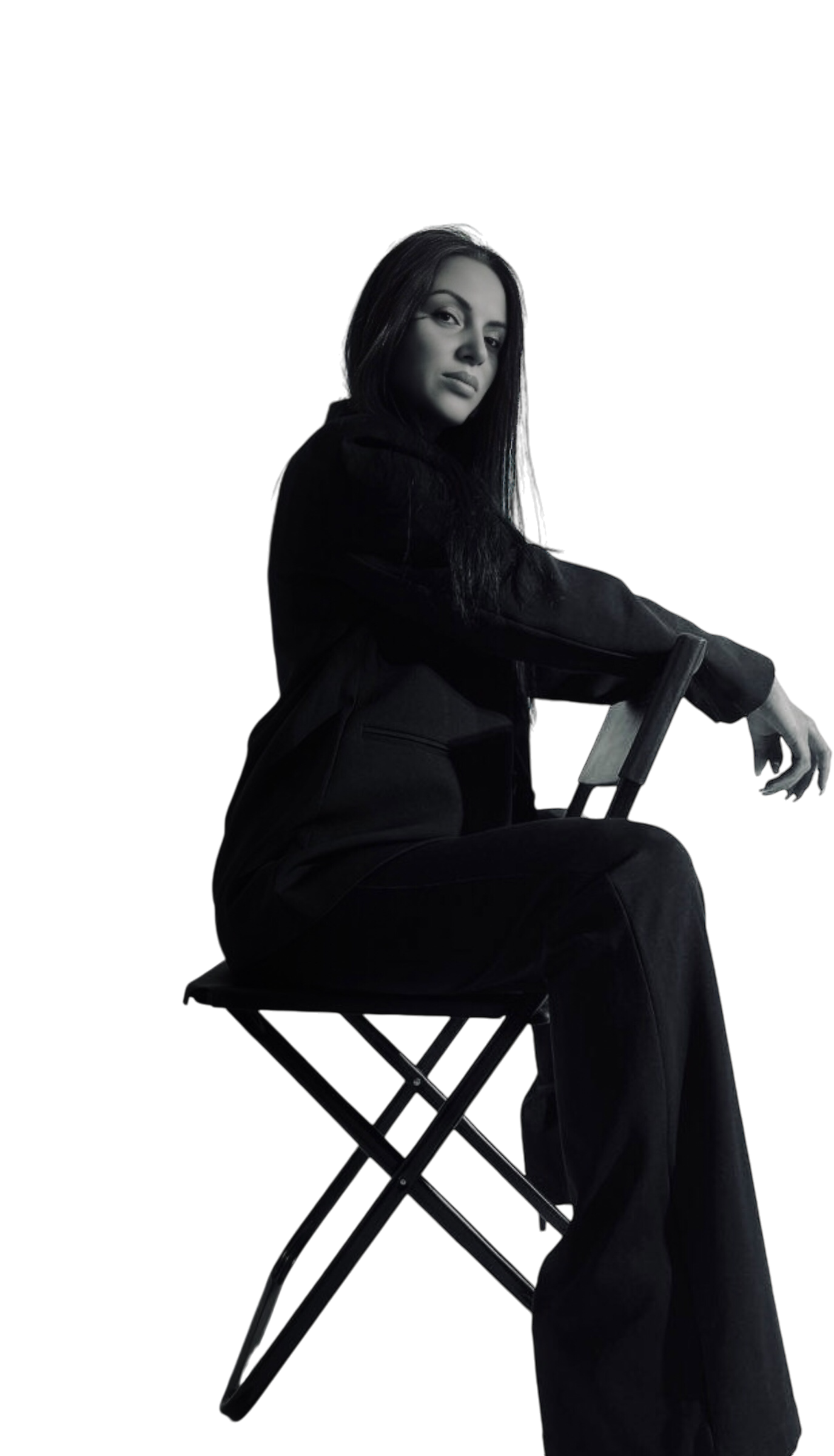 девушка сидит на стуле и смотрит