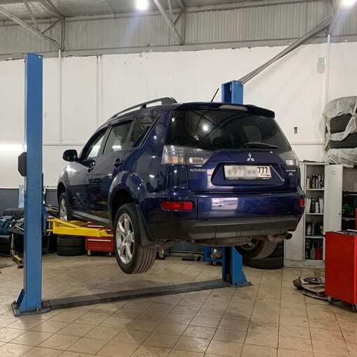 Mitsubishi Outlander II в боксе сервиса Техцентре Akpp-Service