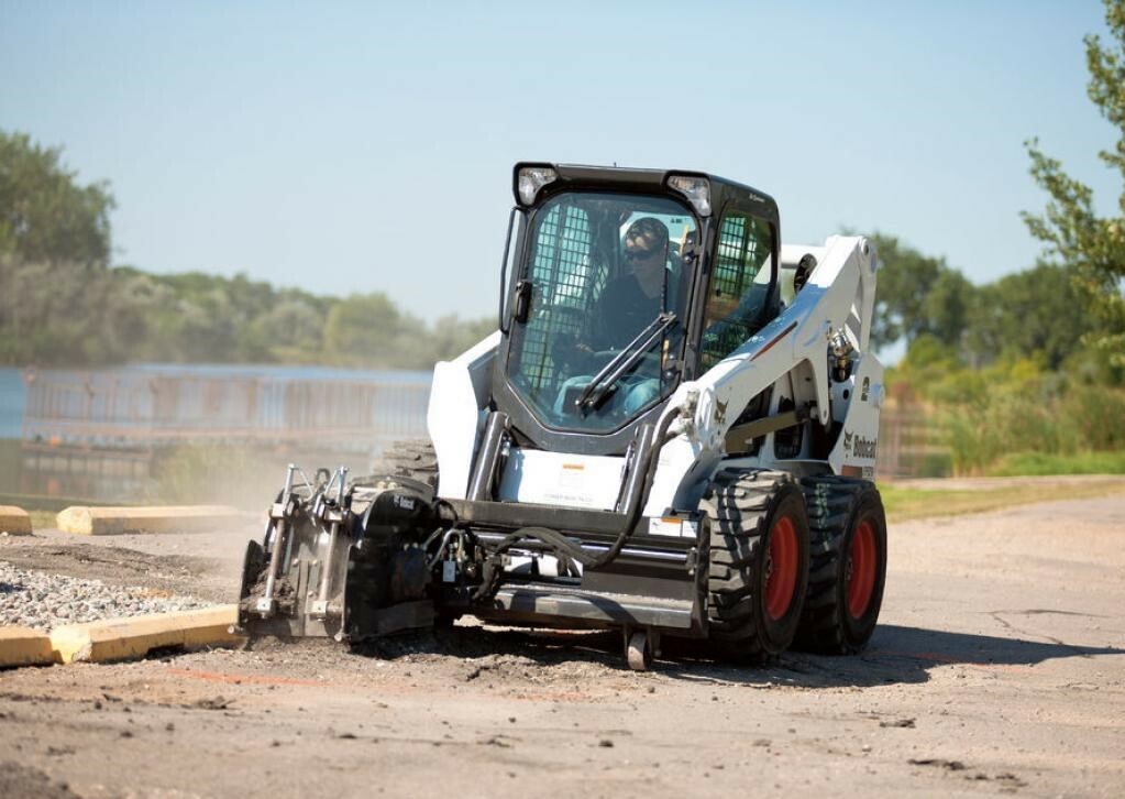 Аренда бобкэт. Бобкэт s650. Bobcat s650 с экскаватором. Bobcat m200.