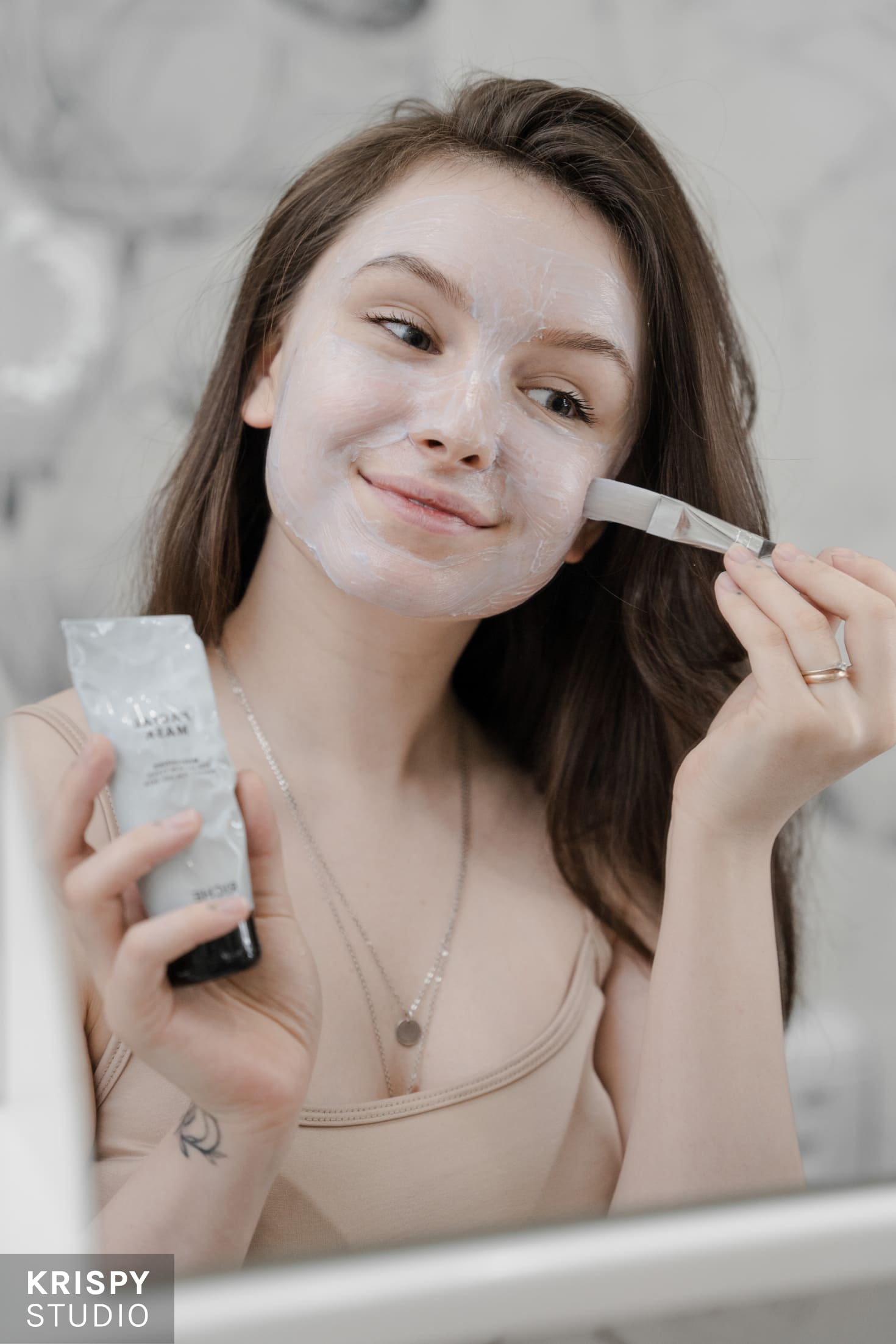 Уход за кожей с косметической маской от Riche на фоне студии