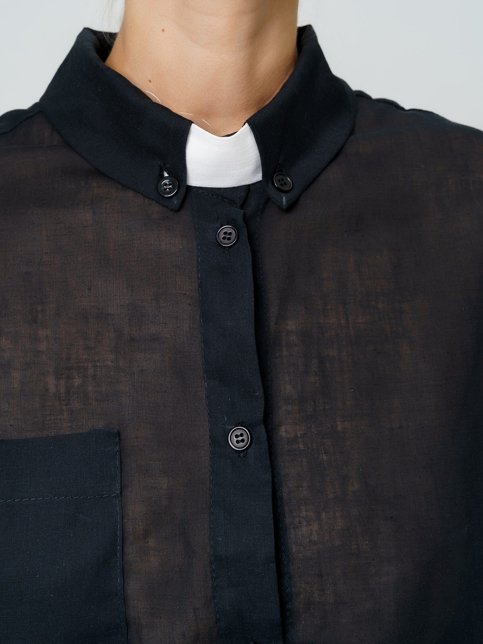 рубашка дизайнерская классическая базовая полупрозрачная черная хлопковая свободного силуэта с длинным рукавом и карманом с отстегивающимся белым воротничком