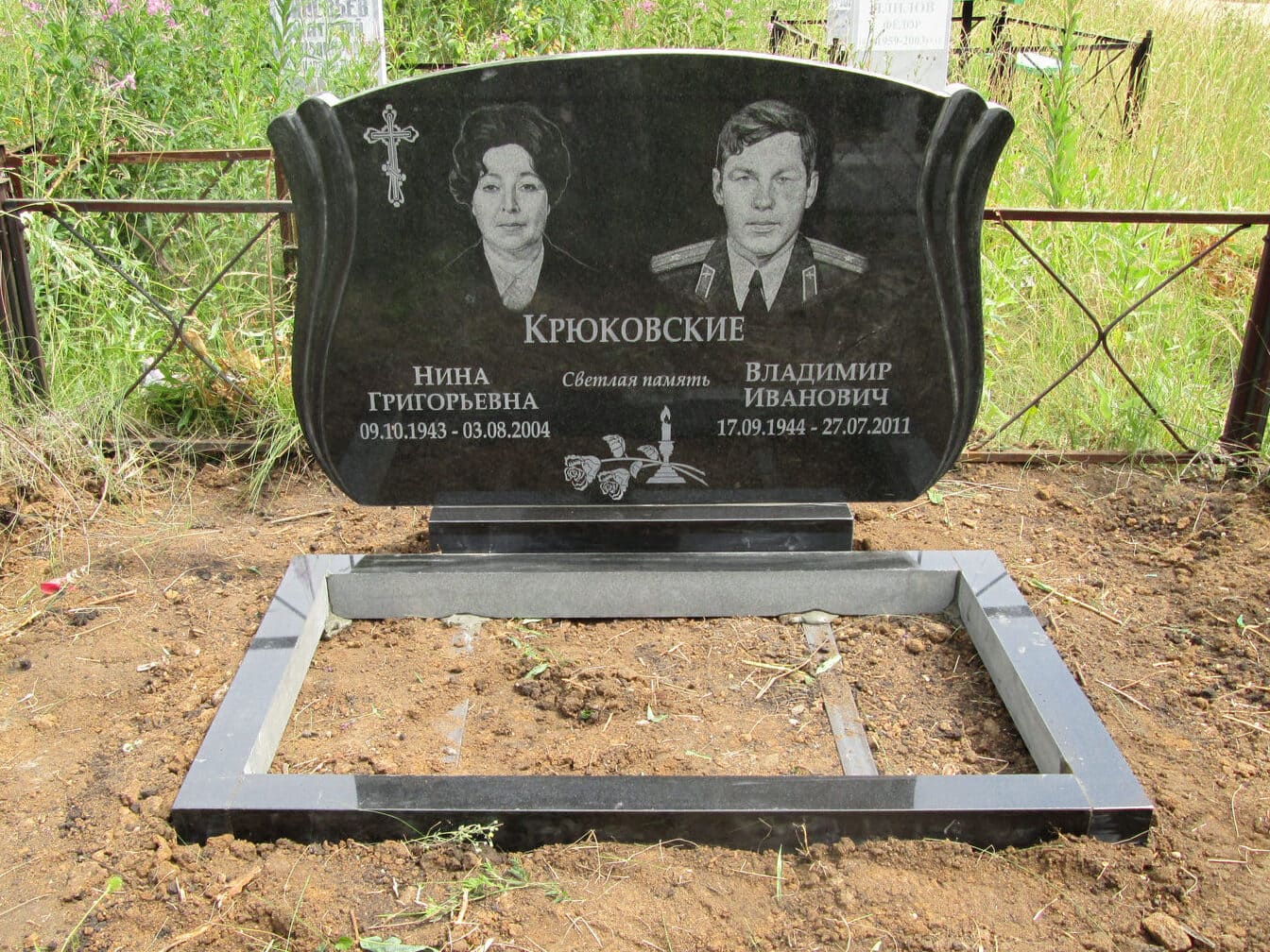 Памятник семейный из Китайского гранита с вырубной формой, размер 900х700х50