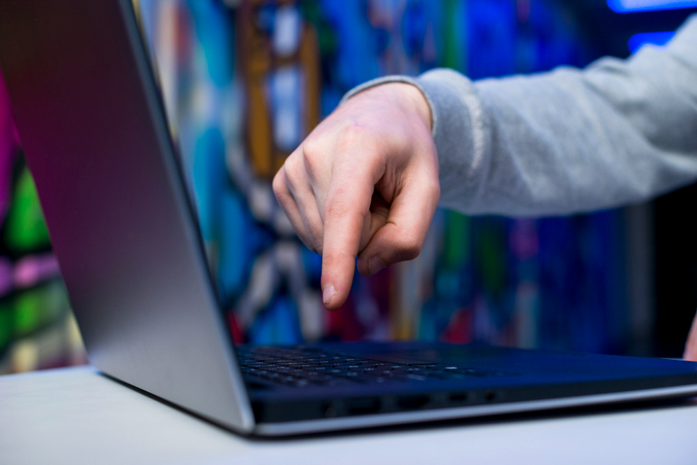 Пояснюємо, коли варто міняти ноутбук у 2025. Справжні ознаки зносу, які не варто ігнорувати. Купити новий ноутбук у техно рум — швидко і з гарантією. коли міняти ноутбук, старий ноутбук гальмує, апгрейд ноутбука 2025, ноутбук не тягне програми, технорум н