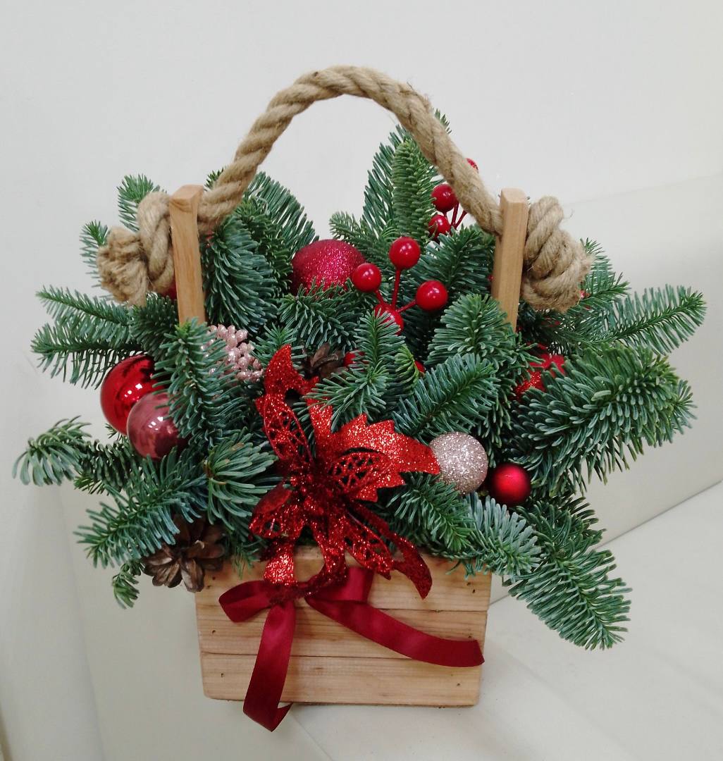 Новогодняя композиция как подарок на праздник. Букет с хвойными веточками с доставкой