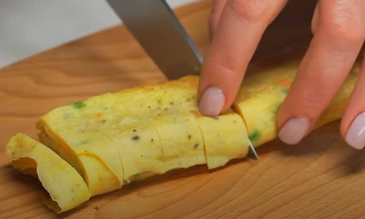 Приготовление японского омлета тамагояки с овощами: шаг 11