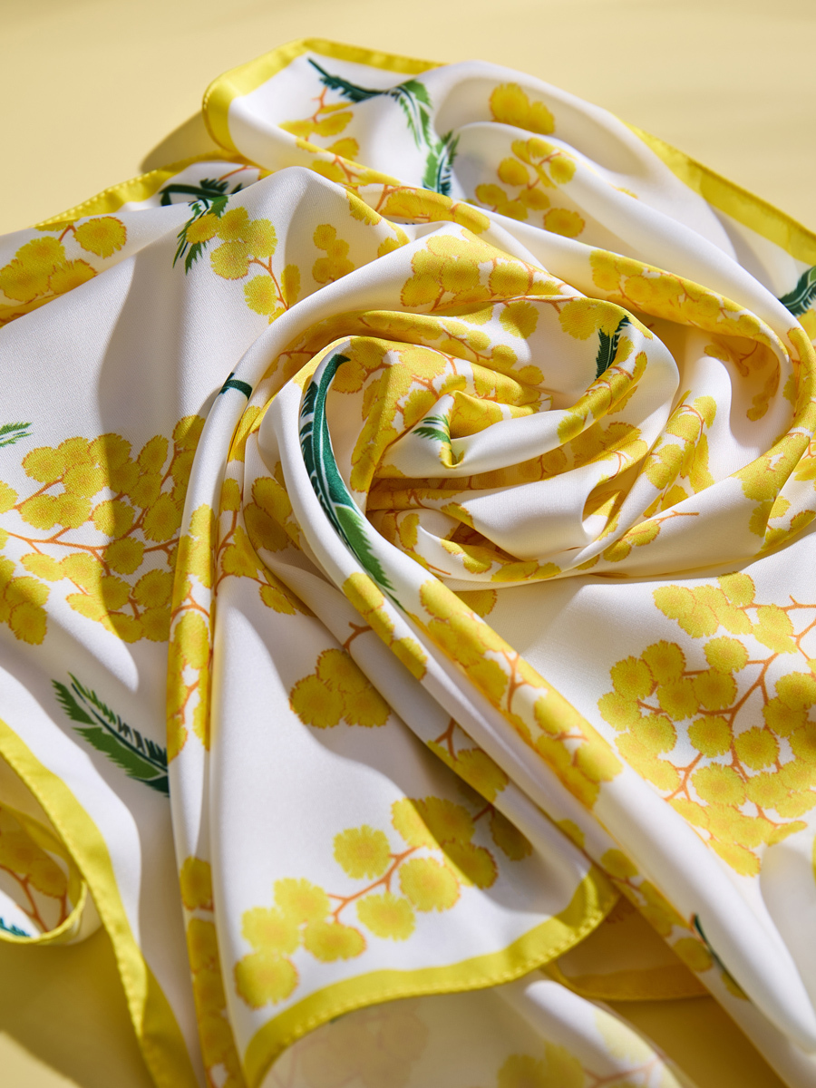 платок на желтом фоне предметная съемка