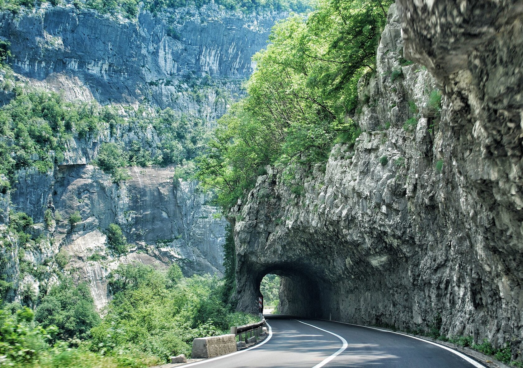 Туннели скале в Montenegro