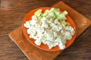 Приготовление крем-супа из цветной капусты со сливками и кабачком: шаг 2