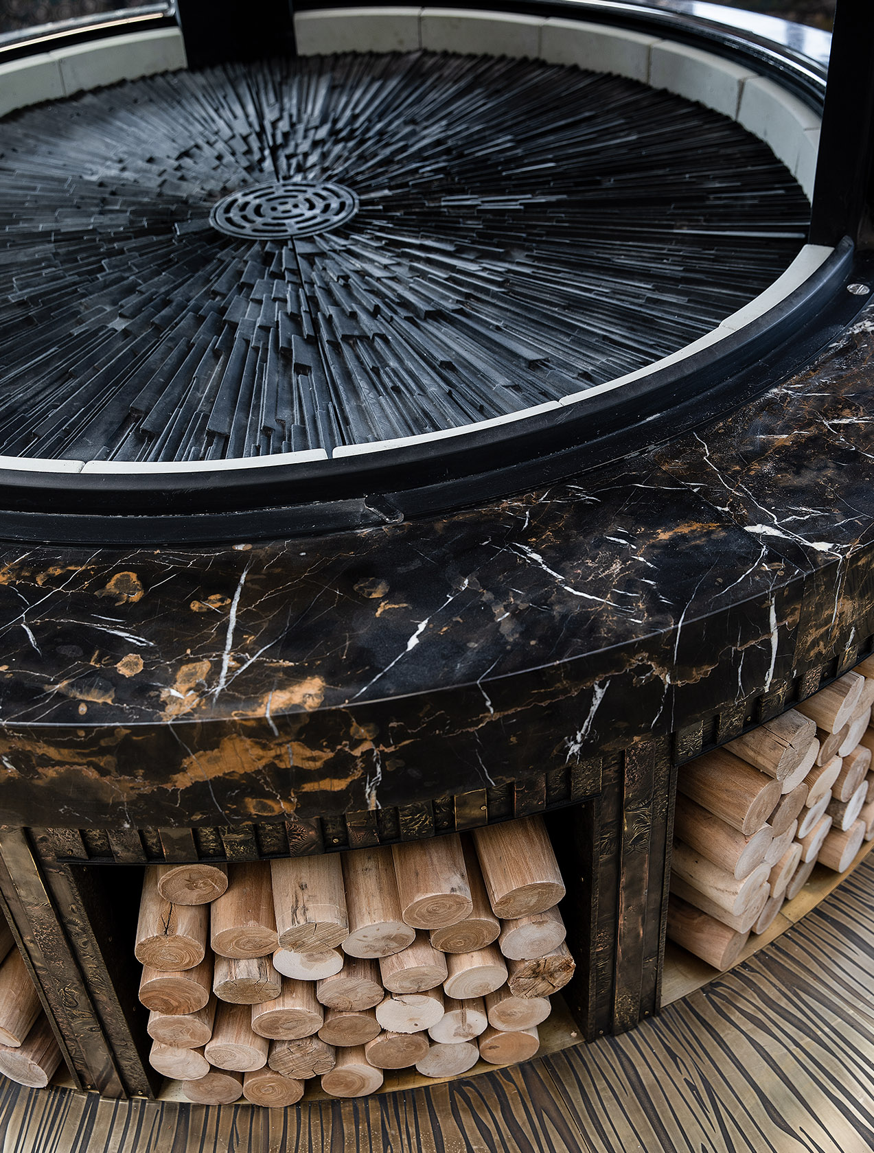 Дизайнерская чугунная панель для камина Kovalev ceramics, мраморное основание Black and gold